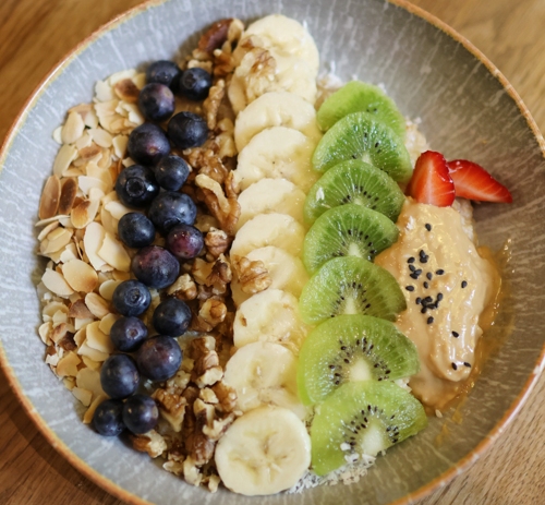 Owsianka z owocami i orzechami